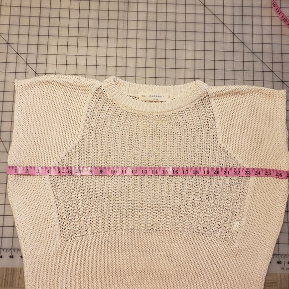 Sleeveless pullover with side slits - Picture 9 of 11